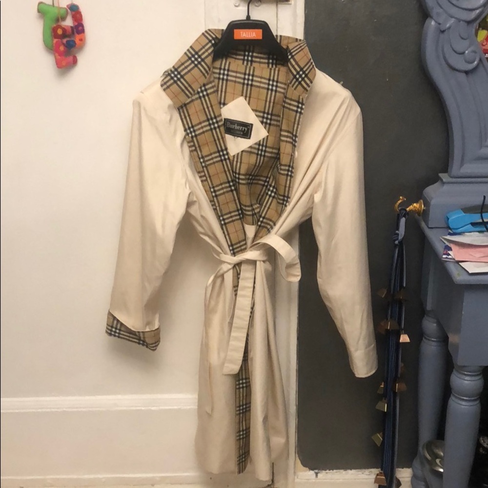 TRUE Burberry Classic Rain Coat.
